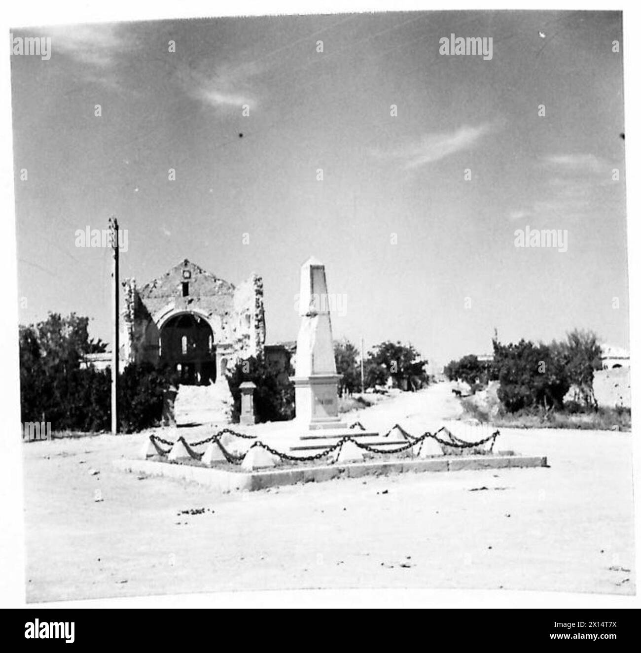 Bomben- und Granatschäden sind auf den Schlachtfeldern von Tebourba in Tunesien während der Operationen der britischen Armee sichtbar. Stockfoto