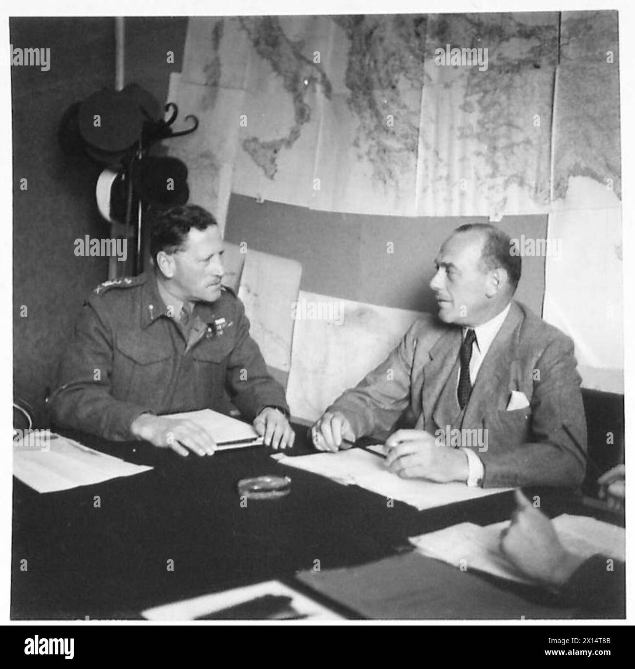 General Auchinleck trifft sich mit dem Staatsminister im Nahost-Kriegsrat unter britischer Armee, um die militärische Strategie zu diskutieren. Stockfoto