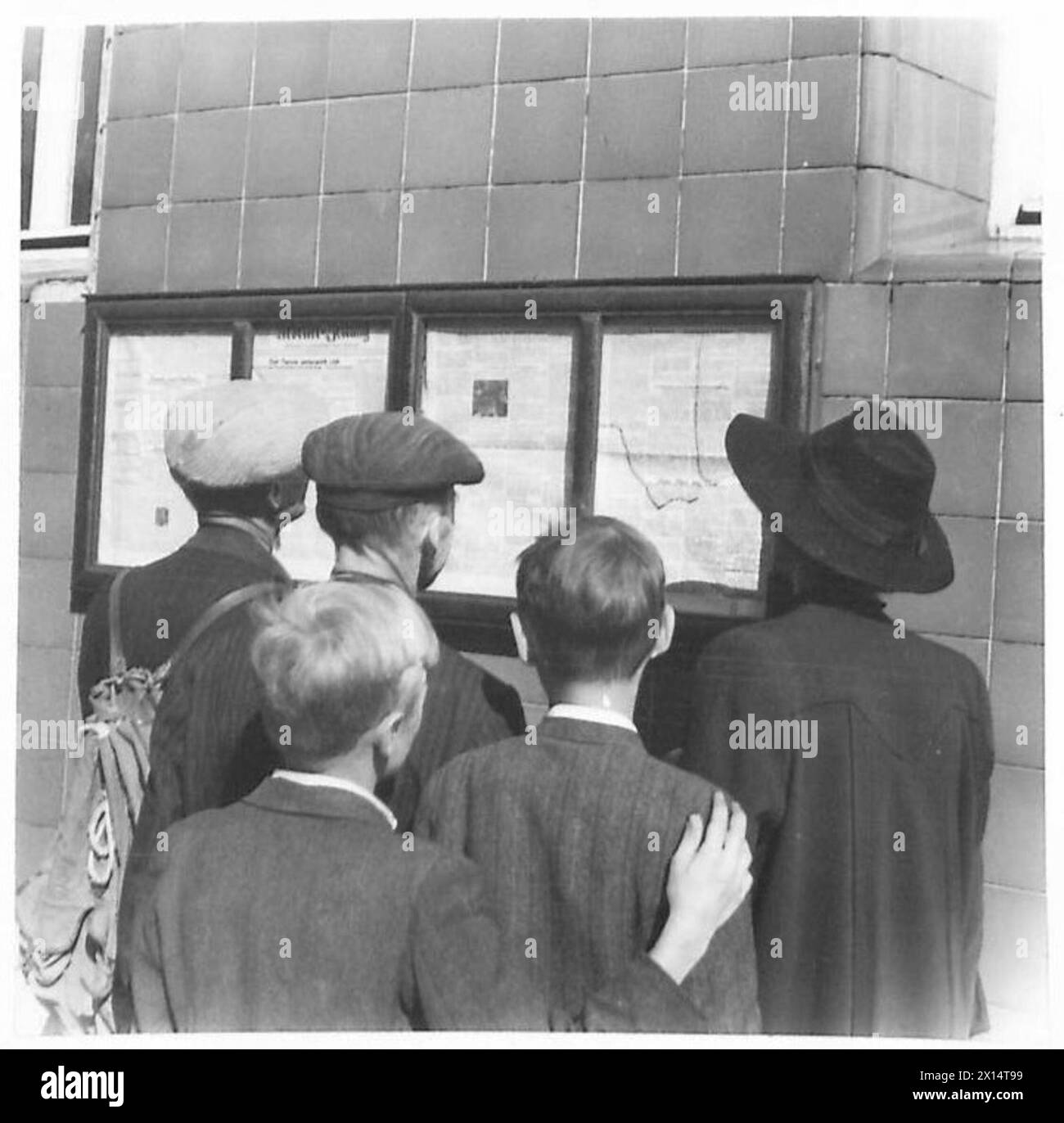 Wiener Bürger lesen die Arbeiter Zeitung auf einer Schautafel in Wien. Stockfoto