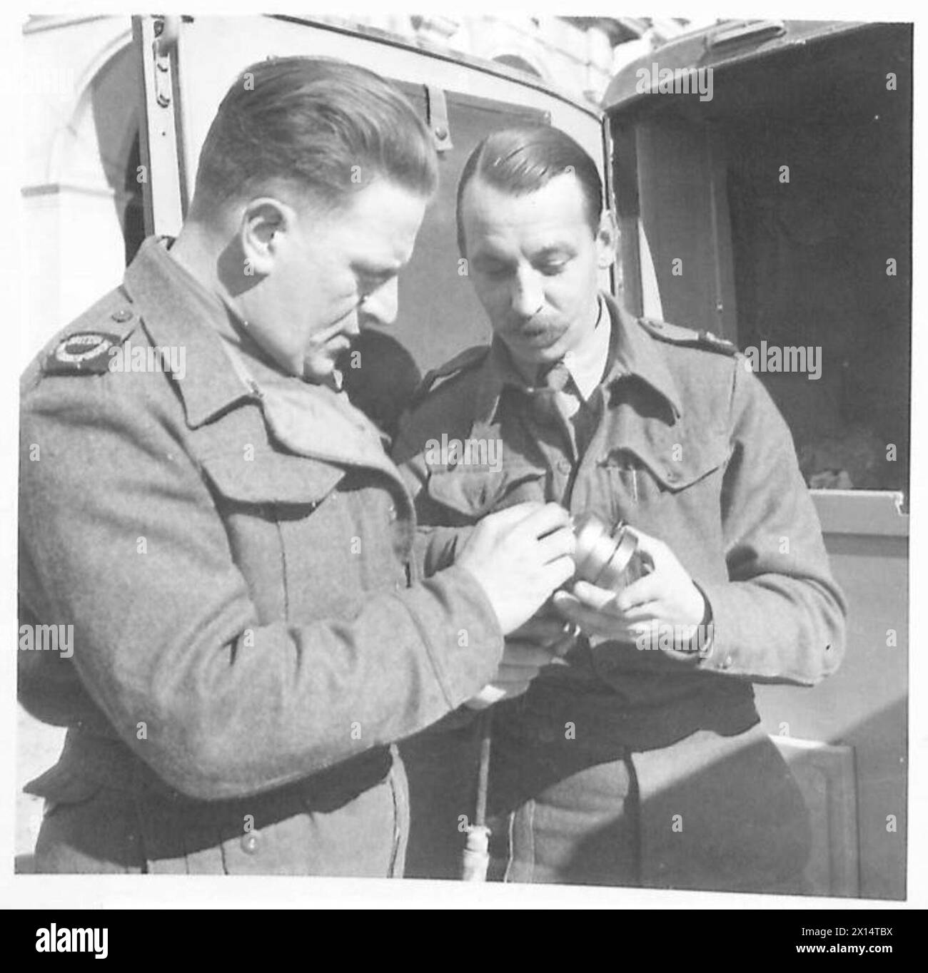 G.F. Wade, ein 34-jähriger BBC-Toningenieur, ist seit November 1943 in Italien, arbeitet mit der 8. Armeefront zusammen und besucht Jugoslawien mit Denis Johnson im März 1943. Stockfoto