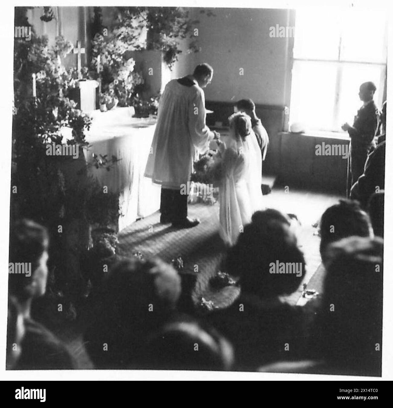 Edward Quatrucci, Mitglied des britischen Roten Kreuzes, heiratete am 21. Juli 1945 Antonia Suchecka, eine ehemalige Insassin von Bergen-Belsen, nachdem sie sich während der Befreiung des Lagers im April 1945 getroffen hatte. Stockfoto