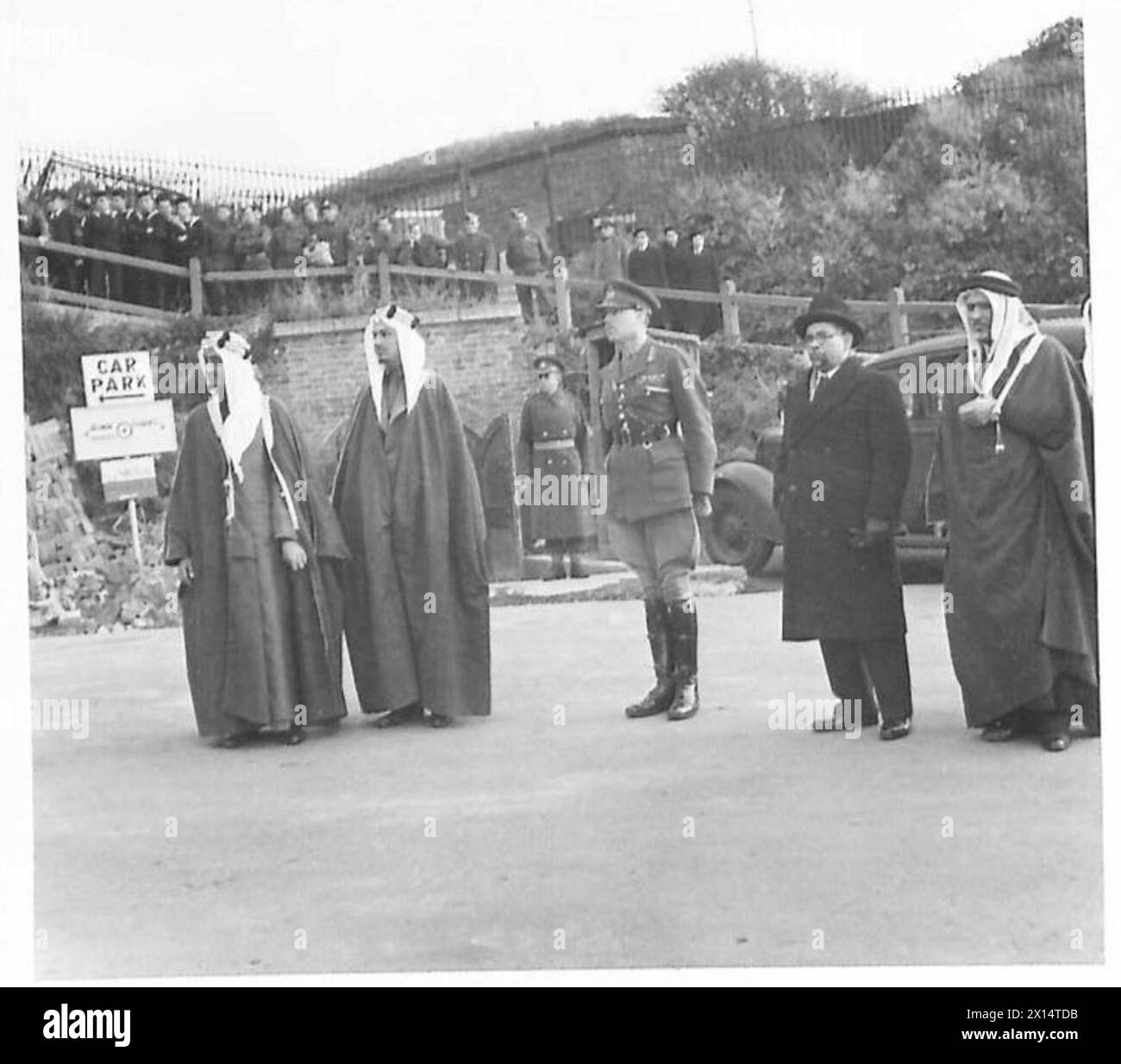Emir Feisal bin 'Abd al-Aziz und sein Bruder Khalid beobachten zusammen mit dem saudischen Minister in London Scheich Hafiz Wahba Truppen in Dover. Fotografisches negativ, britische Armee. Stockfoto