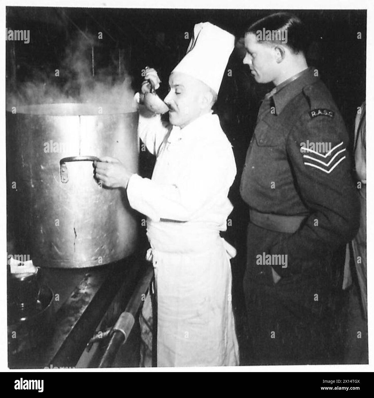 Sgt. E. Beer überwacht die Zubereitung der Mahlzeiten im Ambassador Leave Hotel, während der Koch ein speziell zubereitetes Gericht für das britische Militärangehörige der 21. Armee probiert. Stockfoto