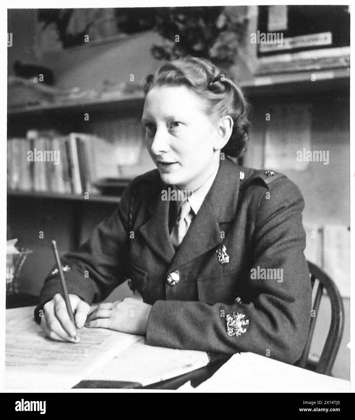 RSM HALL : SENIOR NCO IM A.T.S. RECORDS OFFICE - RSM Evelyn Frances Hall bei der Arbeit im Records Office British Army Stockfoto