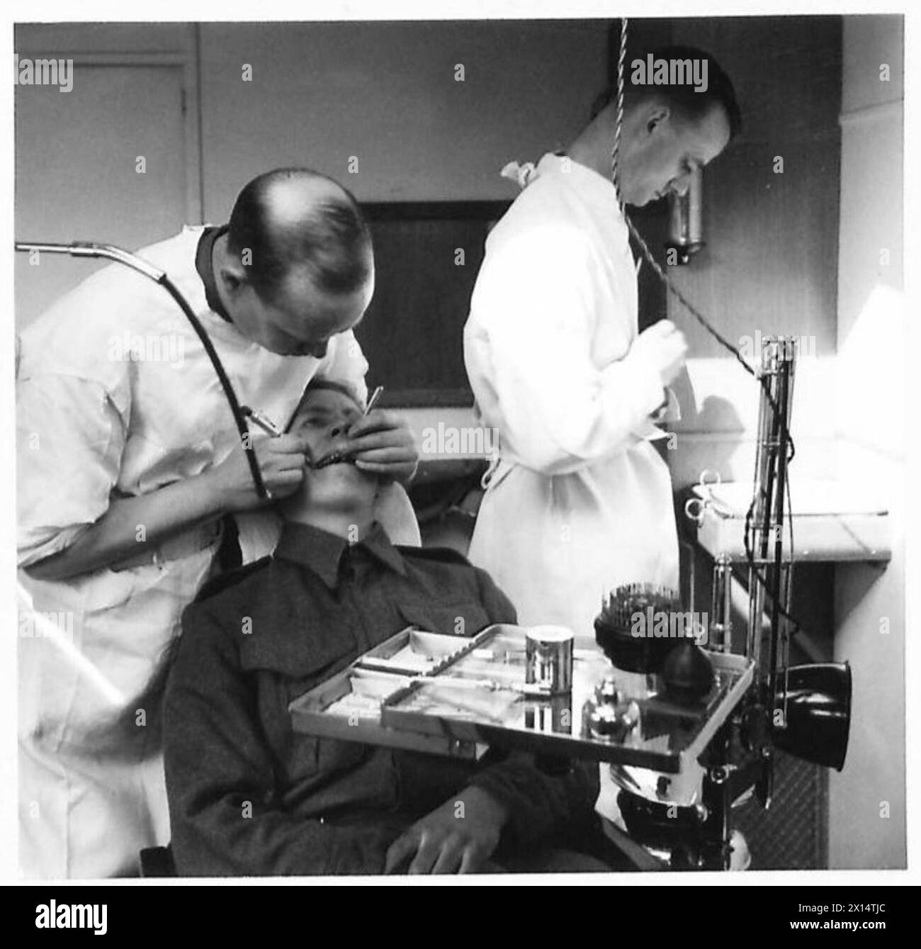 Ein Armeeoffizier versorgt Soldaten in einem mobilen Zahnarztwagen mit Zahnpflege und stellt damit die Mundgesundheit für das Militär sicher. Stockfoto