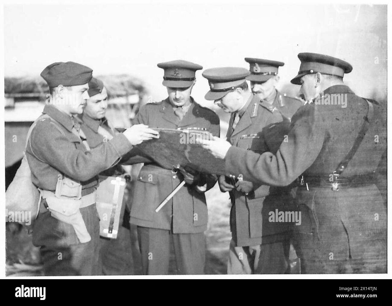 H.R.H. der Duke of Gloucester inspiziert eine Karte, während er die E-Truppe des 53. Feldregiments in East Anglia mit der britischen Armee besucht. Stockfoto