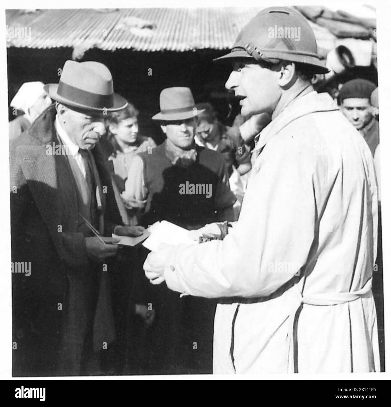 Major Knight und der Prinz besuchen Familien in einer Campagne Settlement, in der etwa 1.000 Zivilisten in verlagerten Holzhütten untergebracht sind, die ursprünglich Teil einer Kaserne waren. Stockfoto