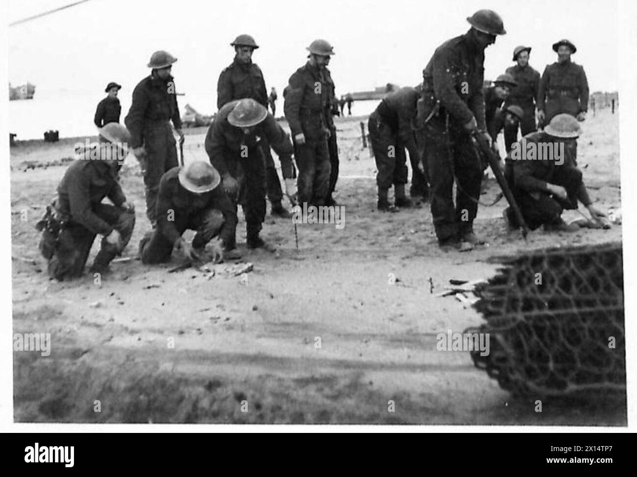 Die Truppen der britischen Armee führten Minensuchoperationen durch, indem sie den Sand während einer Landung der Alliierten südlich von Rom in Italien abstoßten. Stockfoto