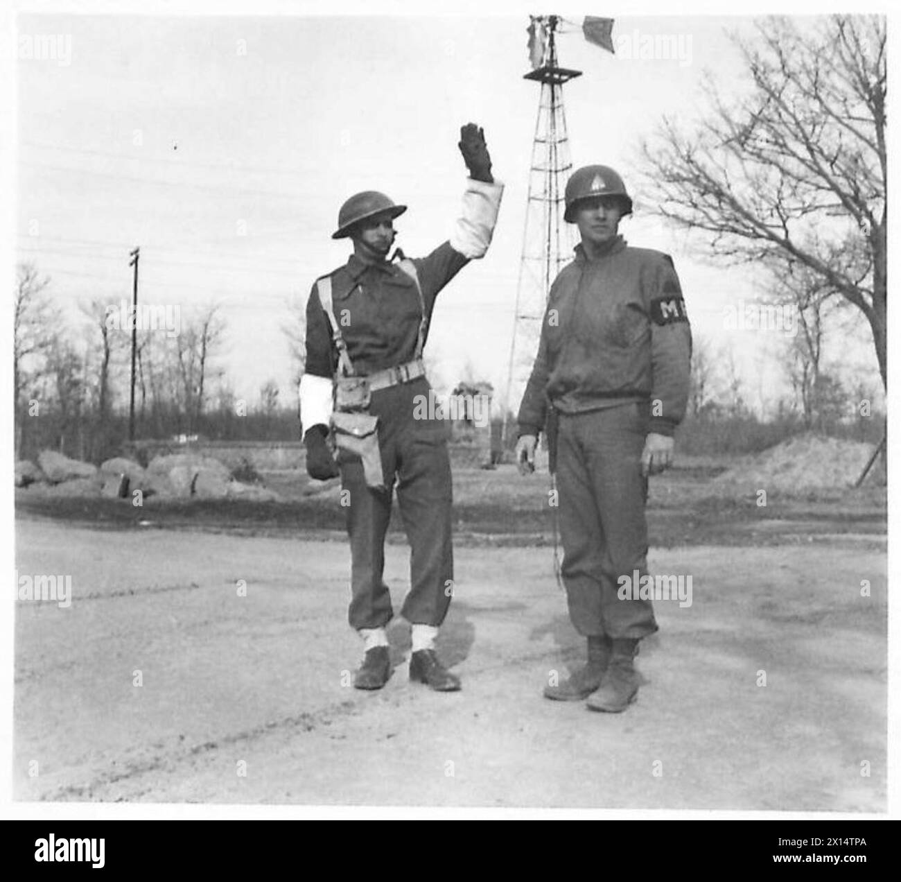 Lance Corporal L. Barraclough von der 1. Brigade Provost und der Private E. Hoing aus Monmouth, Illinois, sind während der Operationen der Fünften Armee am Brückenkopf Anzio stationiert. Stockfoto