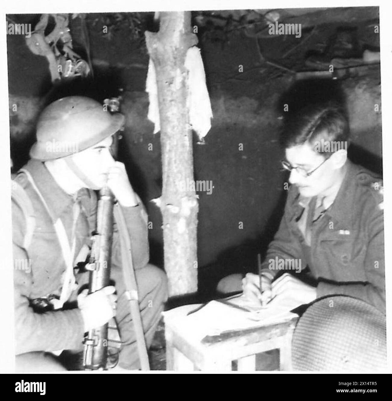 Er wird von seinem Kompaniekommandeur Lieutenant H. Lawrence in einem Vorwärtsgang am Anzio-Brückenkopf interviewt. Stockfoto