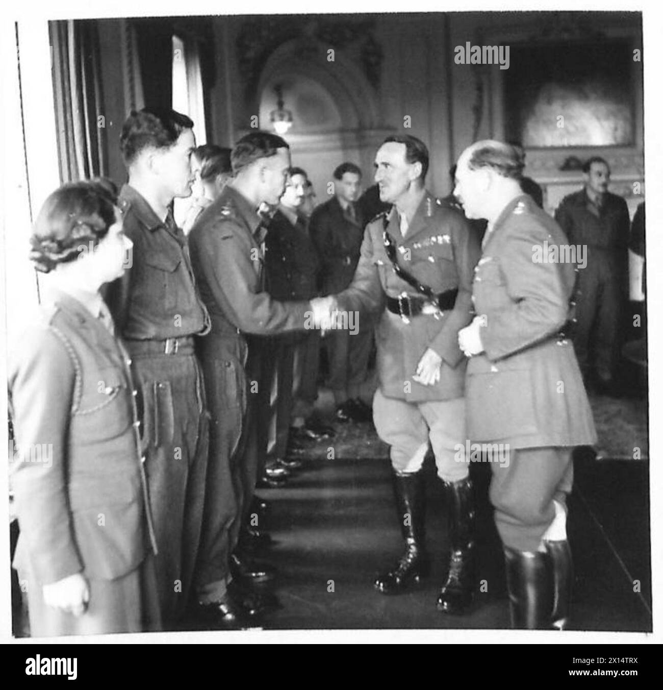 General Sir Bernard Paget wird bei der Ankunft im Depot während eines Besuchs den Stabsoffiziern des Geheimdienstkorps vorgestellt. Stockfoto