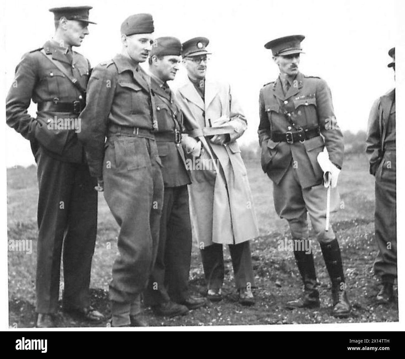Oberstleutnant T.C.W. Bowen erklärt den Kriegskorrespondenten der Army Tractor School die Operationen und Verfahren. Stockfoto