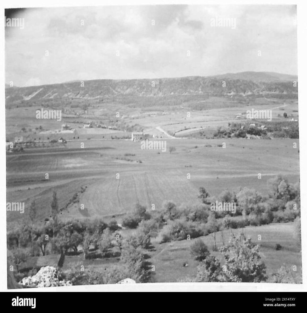 Ein Panoramablick zeigt das bosnische Dorf Drvar und sein umliegendes Tal und veranschaulicht die ländliche Landschaft und Siedlungsmuster in der Region während des Zweiten Weltkriegs Stockfoto