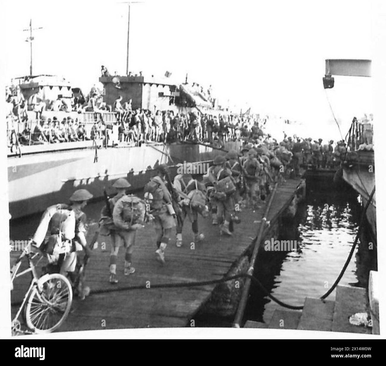 Soldaten des britischen Landungsschiffes der 56. Division in der Bucht von Salerno während der Invasion der Fünften Armee in Italien. Stockfoto