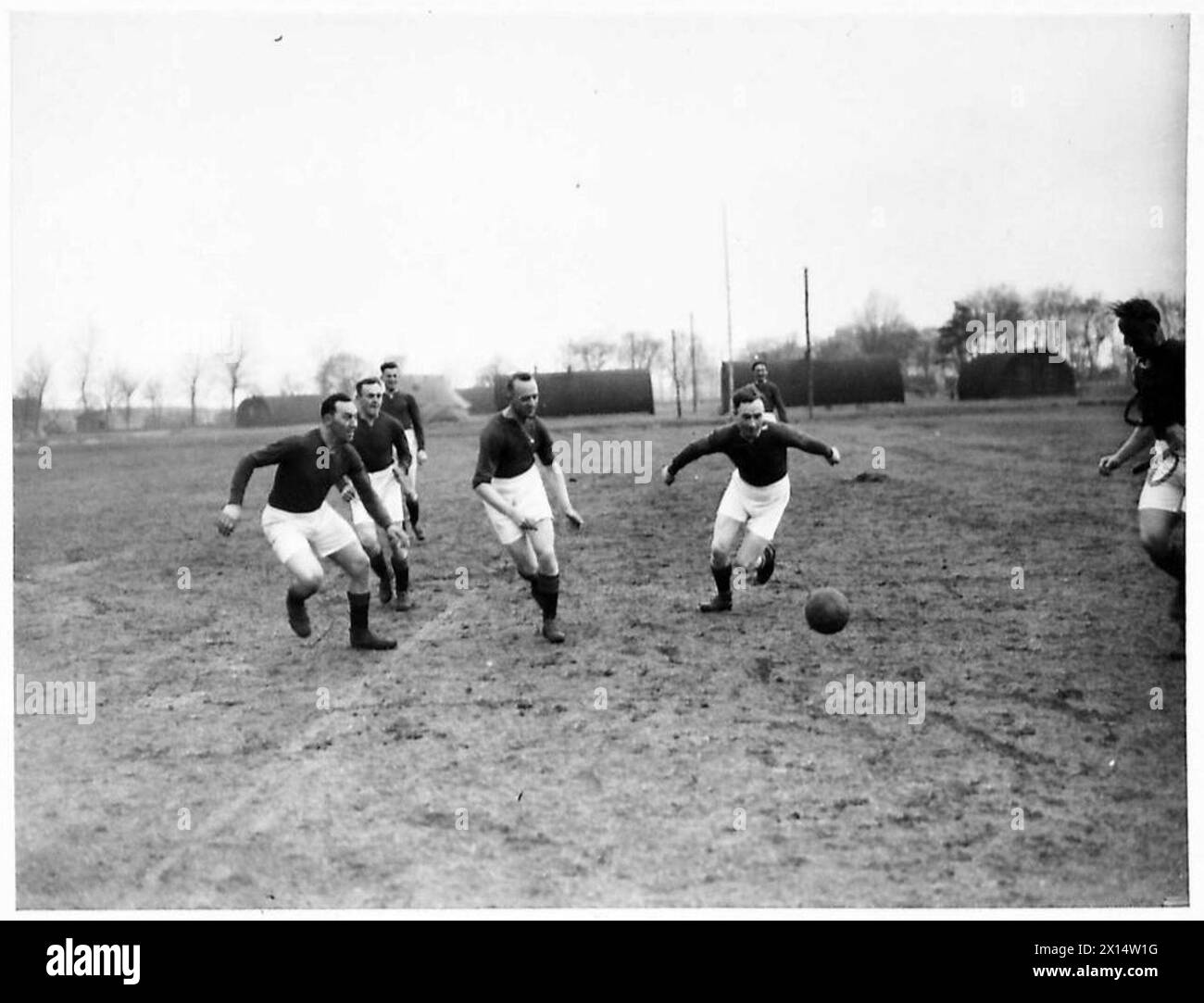 Polnische Soldaten der 1. Schützenbrigade (1. Polnisches Korps) spielen Fußball in Tentsmuir in Schottland. Viele waren Universitätsstudenten in Polen gewesen, bevor sie zu den polnischen Streitkräften in Großbritannien kamen und ihr Studium an der St. Andrews University fortsetzten. Schwarzweiß-Foto, das die sozialen und Freizeitaktivitäten der Truppen zeigt. Stockfoto