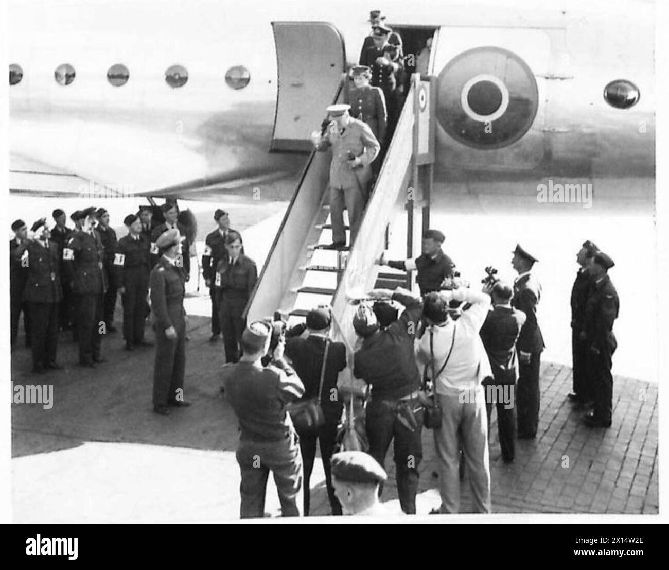 Mr. Winston Churchill und J. Commander Mary Churchill werden fotografiert, als sie das Flugzeug bei der Ankunft zur Big Three Conference verlassen. Stockfoto
