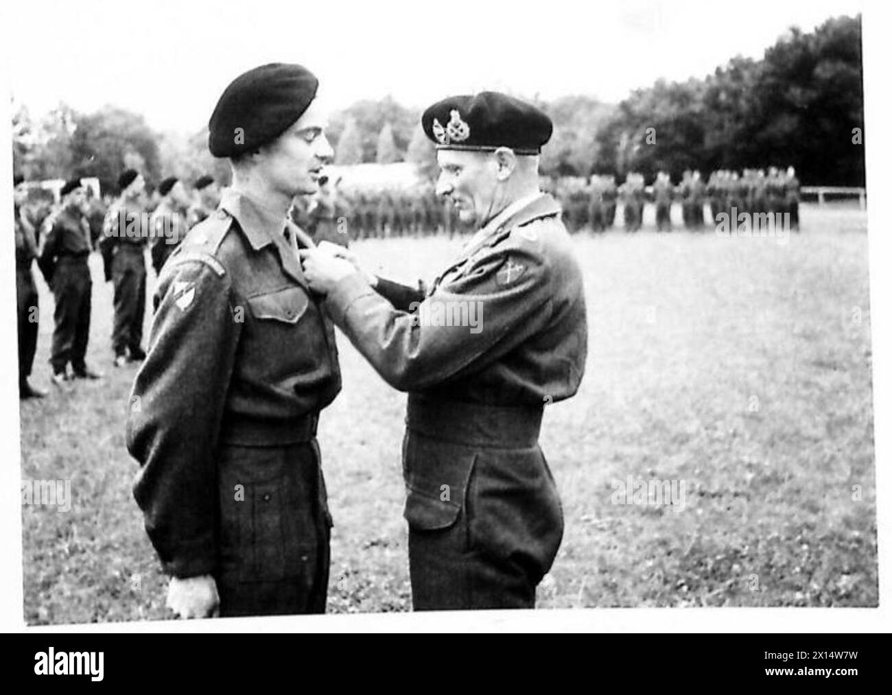 Major IV.V. Crosthwaite von der 4. Panzergarnengarde erhält den Distinguished Service Order vom Oberbefehlshaber während einer Einführungszeremonie der 6. Guards Panzerbrigade, British Army, 21st Army Group. Stockfoto