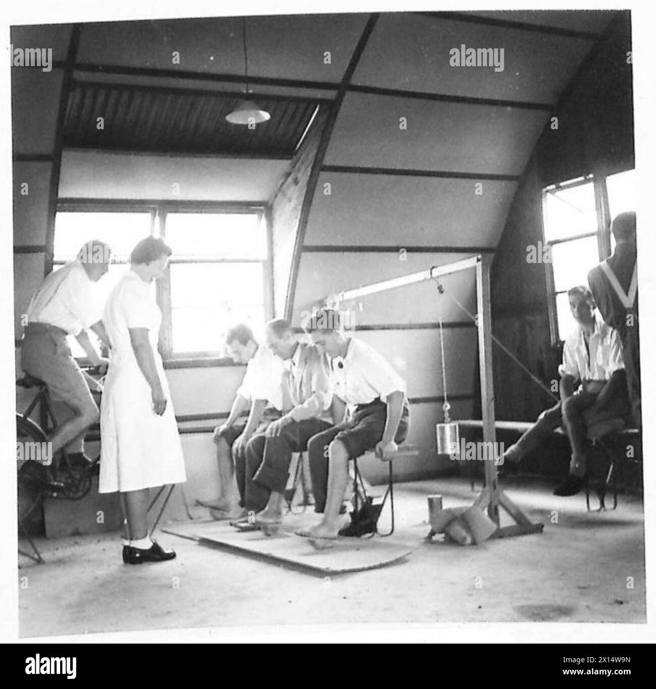 Mitarbeiter der Chartered Society of Massage and Medical Gymnastics führen physiotherapeutische Übungen an Patienten in Nordafrika durch. Stockfoto