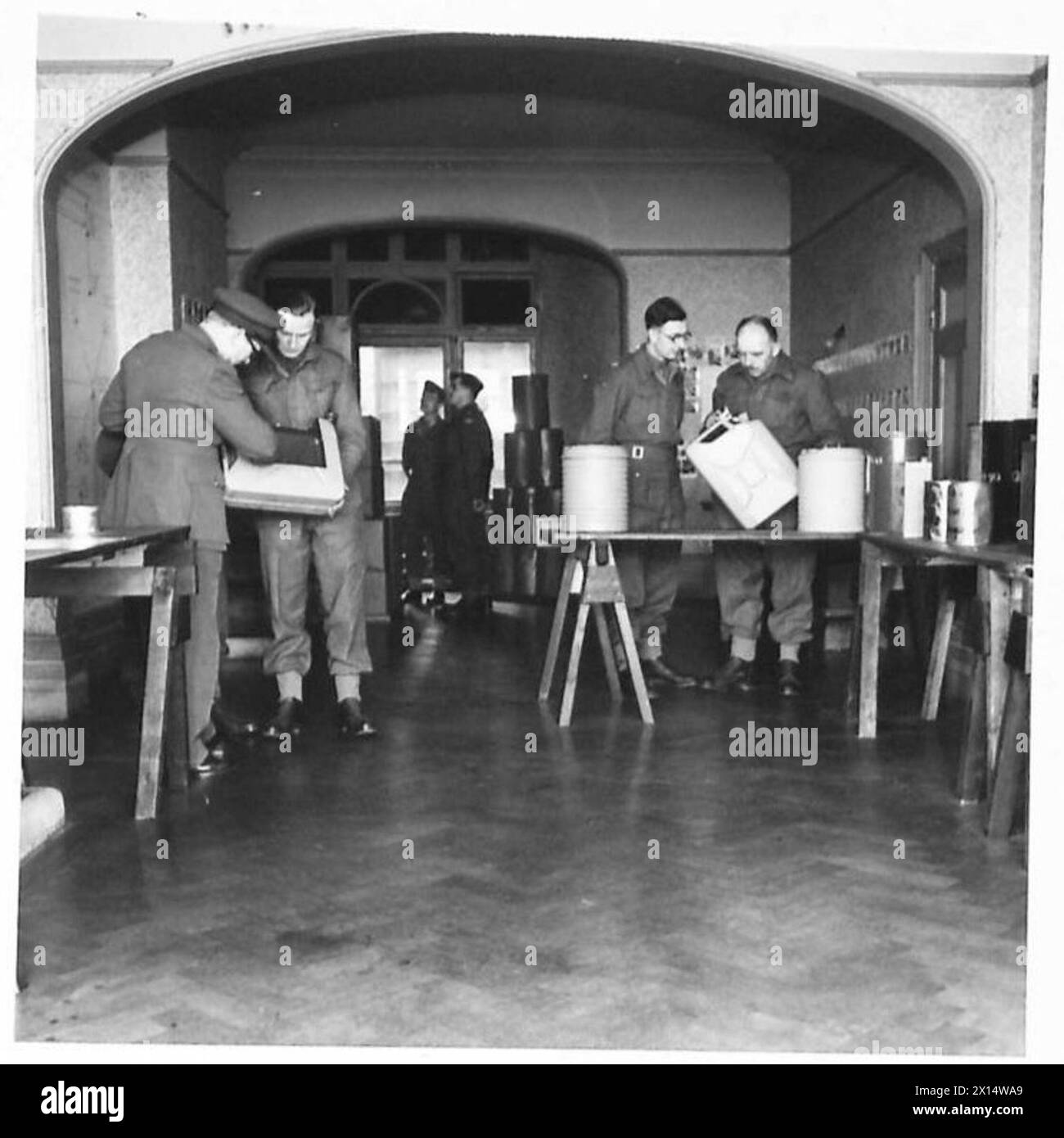 Die Schüler der RASC Officers Training School untersuchen verschiedene Arten von Benzinbehältern, darunter ein 1-Zoll-Modell aus dem Bezirk Calen, Frankreich. Stockfoto
