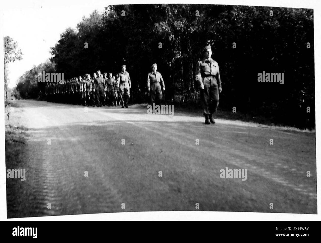 VORBEREITUNGEN FÜR DIE INVASION - Eine Unterstützungskompanie eines Bataillons des East Yorkshire Regiments, der eine Landstraße der britischen Armee entlang geht Stockfoto