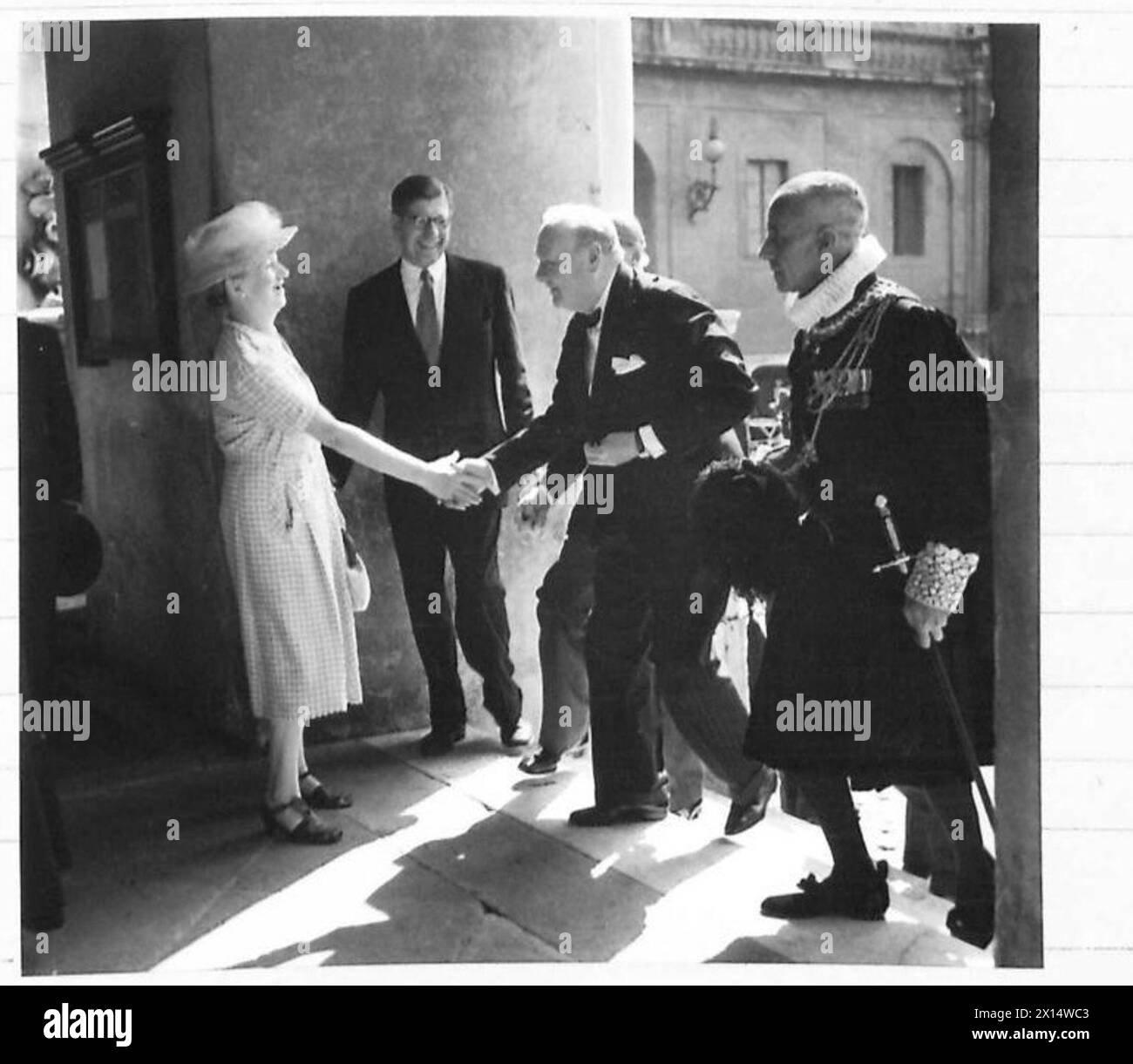 Der Premierminister Winston Churchill wird bei seiner Ankunft in Rom von einer britischen Sekretärin im Vatikan begrüßt. Stockfoto