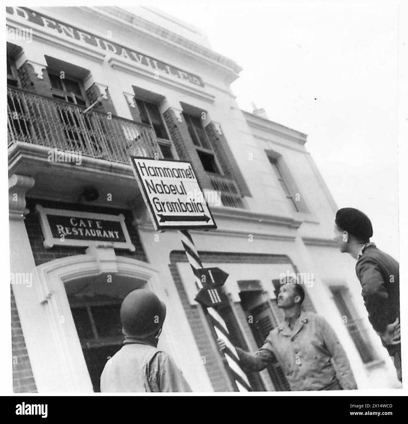 Alliierte Truppen besetzen Enfidaville und untersuchen deutsche Schilder in der Stadt. Stockfoto