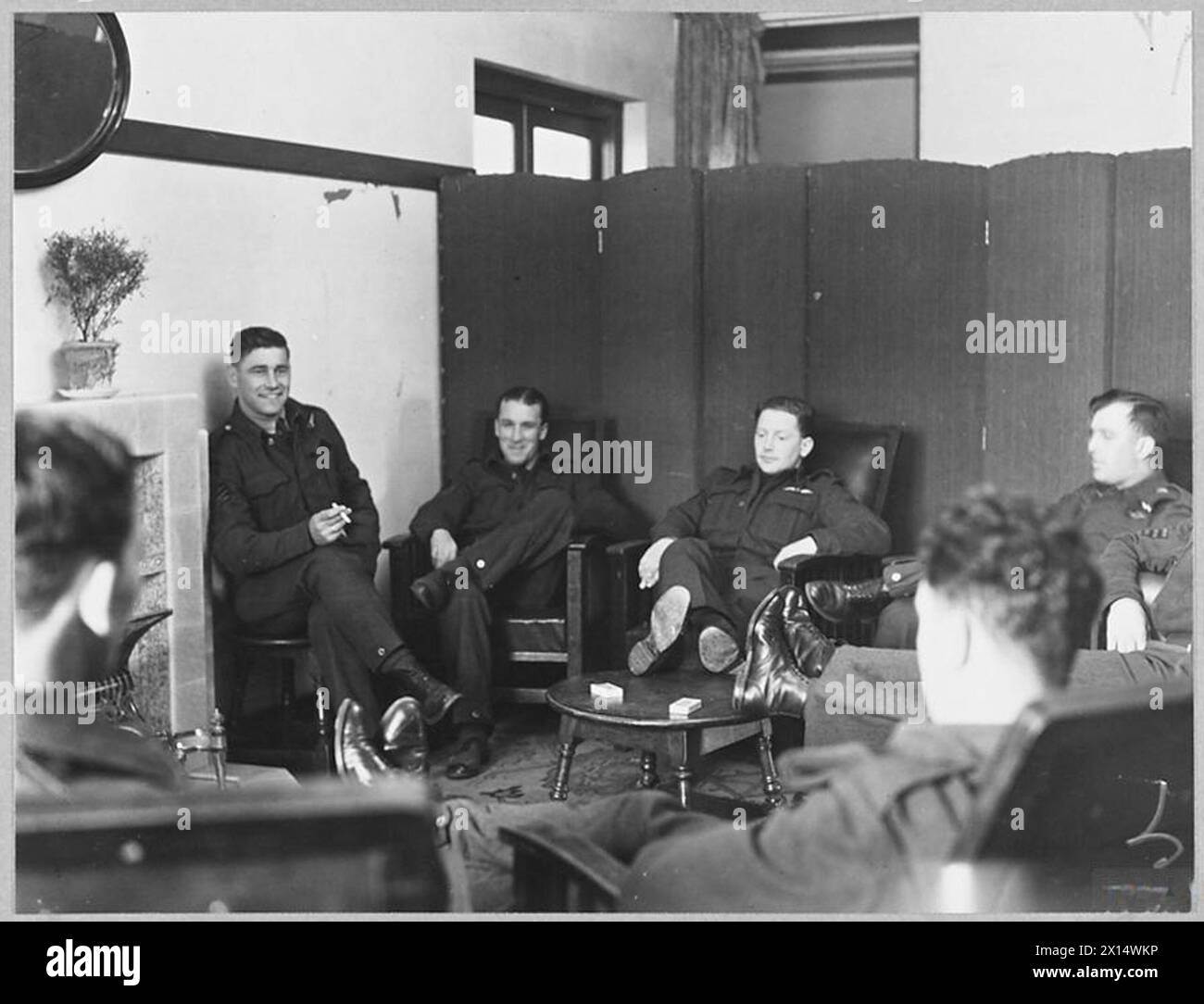 MÄNNER HINTER GROSSBRITANNIENS BOMBENOFFENSIVE: SERGEANT PILOTS AND CREWS [Foto ausgestellt 1942] - Sergeant Pilots and Air Crews entspannen sich während der dienstfreien Stunden in einer R.A.F. Bomberstation in Großbritannien von links nach rechts - Sergeant W.G. Foster; Sergeant G. Ellis; Sergeant R.V. Morrison Royal Air Force Stockfoto