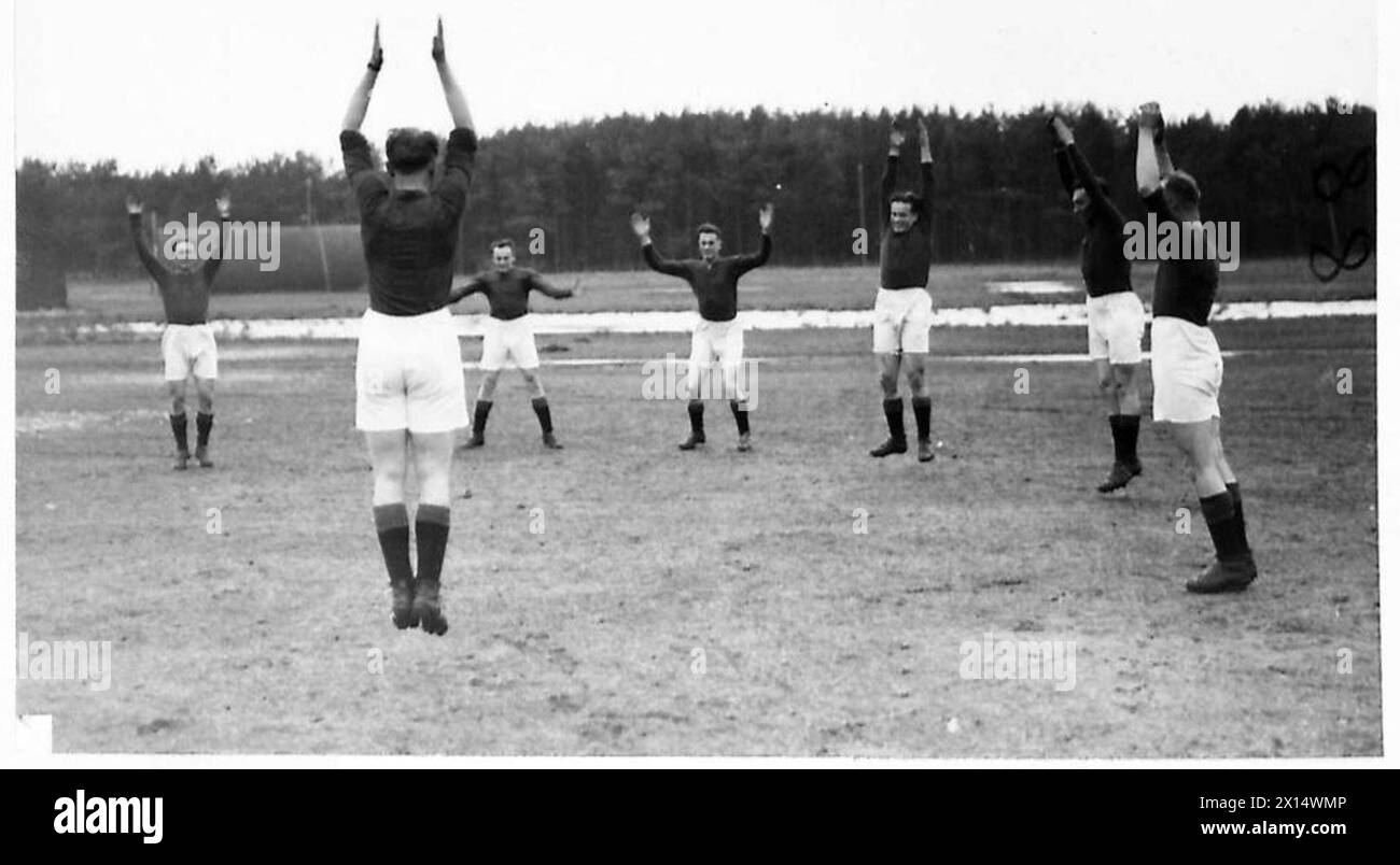 Polnische Soldaten der 1. Schützenbrigade (1. Polnisches Korps) in Schottland bereiten sich auf ein Fußballspiel in Tentsmuir vor. Viele waren Universitätsstudenten in Polen, bevor sie zu den polnischen Streitkräften in Großbritannien wechselten und ihr Studium an der St. Andrews University fortsetzten. Schwarzweiß-Foto, das das soziale und häusliche Leben der Truppen und ihre Interaktion mit lokalen Gemeinschaften zeigt. Stockfoto