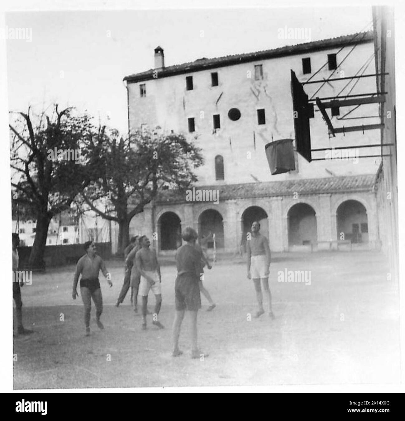 Soldaten des Army Formation College spielen Basketball, Fußball und andere Spiele für körperliche Bewegung und Erholung. Stockfoto