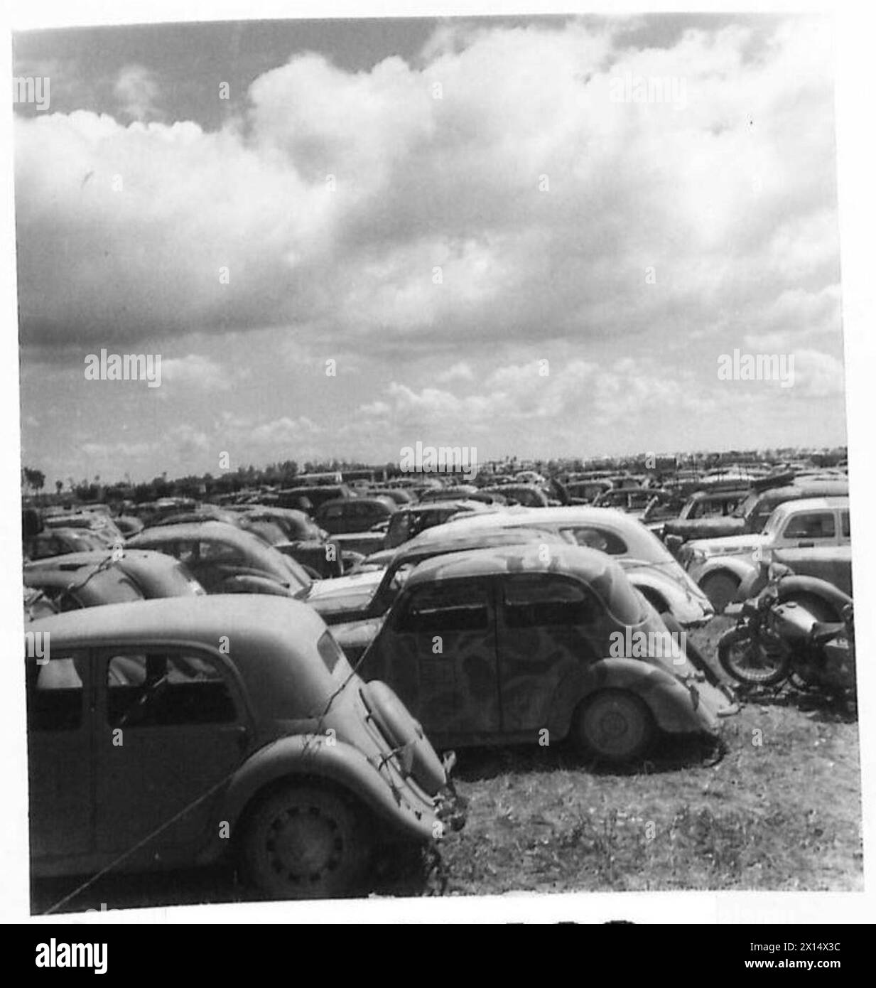 Fahrzeuge, die zuvor von deutschen Streitkräften benutzt wurden, darunter Hunderte von Autos und LKWs, die im Kriegsgefangenenlager der Fünften Armee unter Aufsicht der britischen Armee beschlagnahmt wurden. Stockfoto