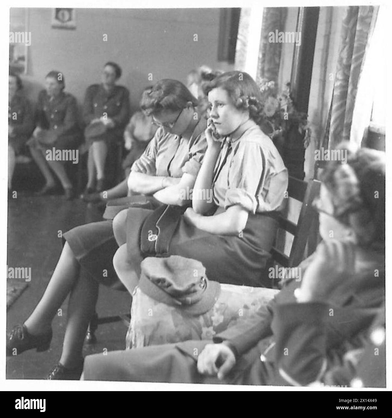 Das ATS-Personal hört dem Junior Commander P. Frankau zu, der während einer Sitzung des Army Bureau of Current Affairs über die Pressefreiheit spricht. Stockfoto