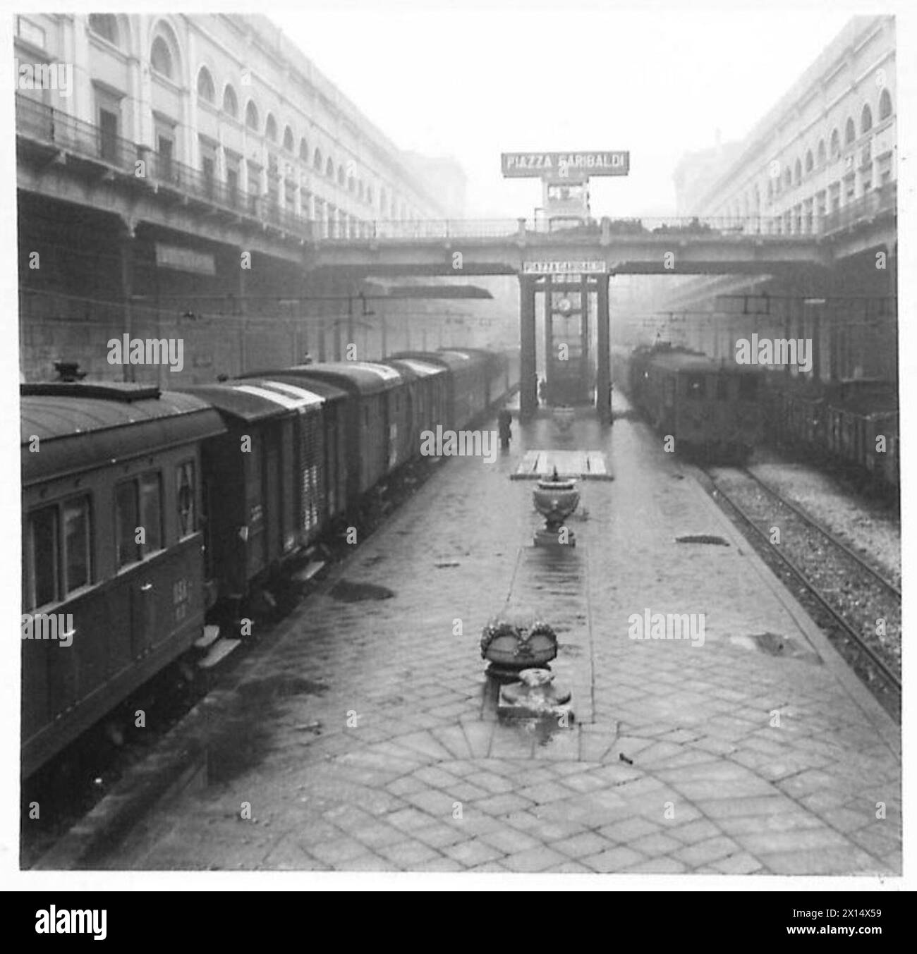 Ein Krankenhauszug der Fünften Armee machte einen kurzen Halt an der Piazza Garibaldi in Neapel, wo er medizinische Transporte und Unterstützung für britische Truppen während der Operationen in Italien bot. Stockfoto