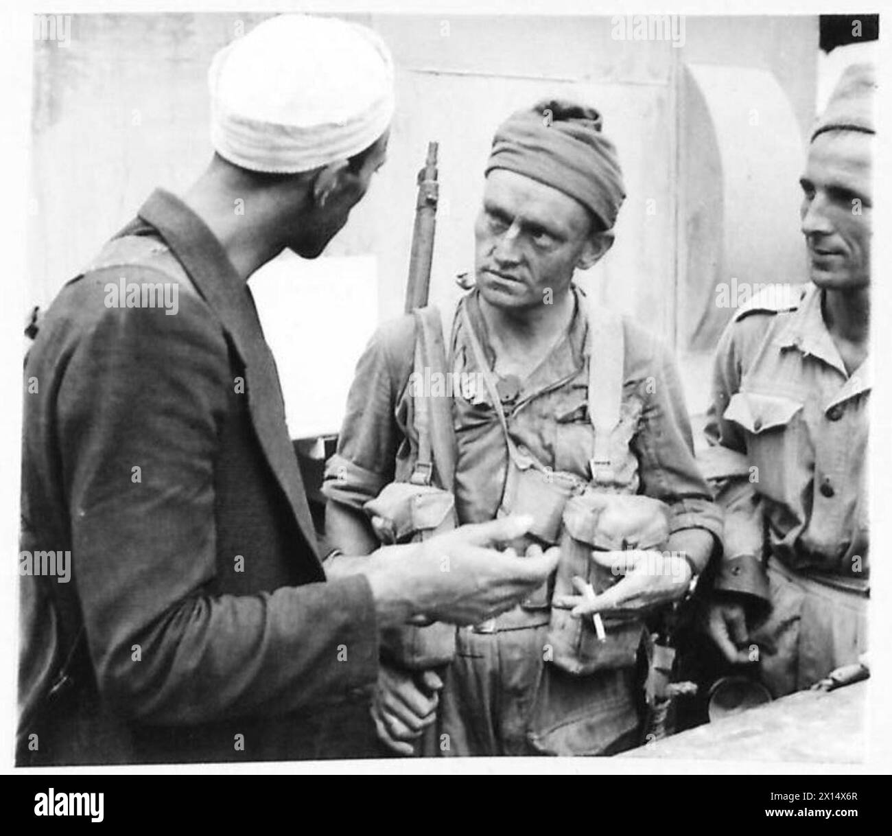 ITALIEN: COMMANDO RAID AUF DER INSEL CHERSO – Ein Kommandos, das mit einem Italiener am Kai spricht Stockfoto