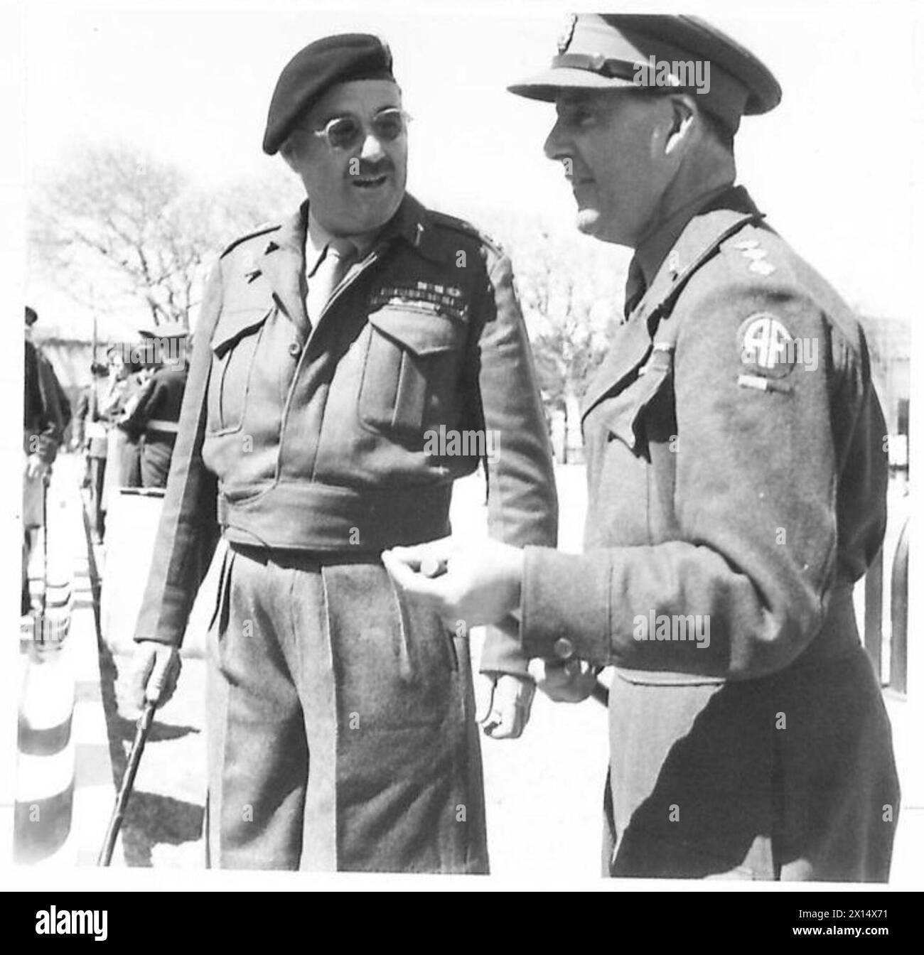 Generalleutnant Clark inspiziert Hundezwinger der Militärpolizei und spricht mit Colonel Sykes in Algier. Stockfoto