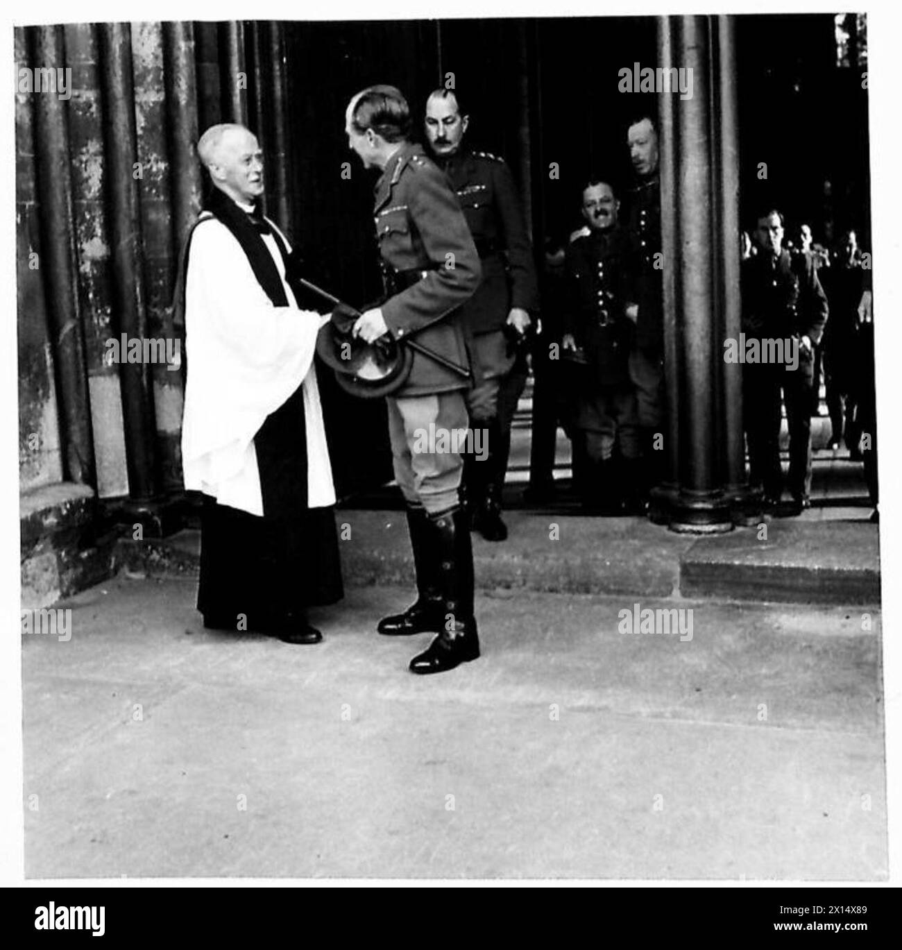 Generalmajor A.H.S. Adair nimmt während der Feierlichkeiten zum St. Davids Day vor der Kathedrale von Salisbury den Abschied vom Bischof von Salisbury. Stockfoto