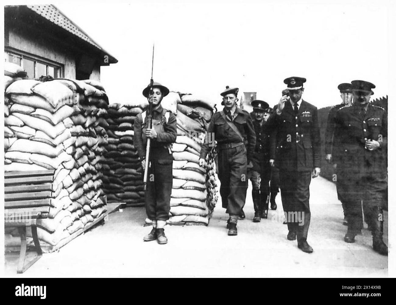 Der Duke of Kent inspiziert die Verteidigung der britischen Armee, gibt den Gruß des Wachtdienstes zurück, demonstriert zeremonielle Pflichten und militärische Führung. Stockfoto