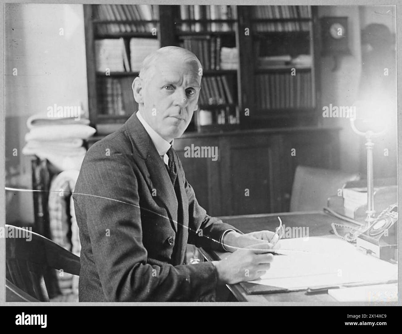 Dr. N.K. Johnson, Direktor des Meteorologischen Büros, ist an seinem Schreibtisch abgebildet, der Wetteroperationen und Berichte für Flugdienste überwacht. Stockfoto