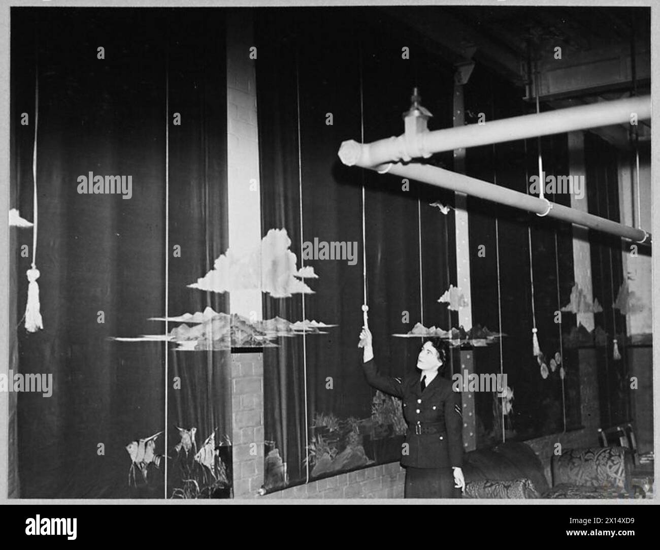Die Mitarbeiter der R.A.F. und W.A.F. schmücken ihre Stationen mit bemalten Verdunkelungsvorhängen mit Wolken und Fischmotiven. Stockfoto