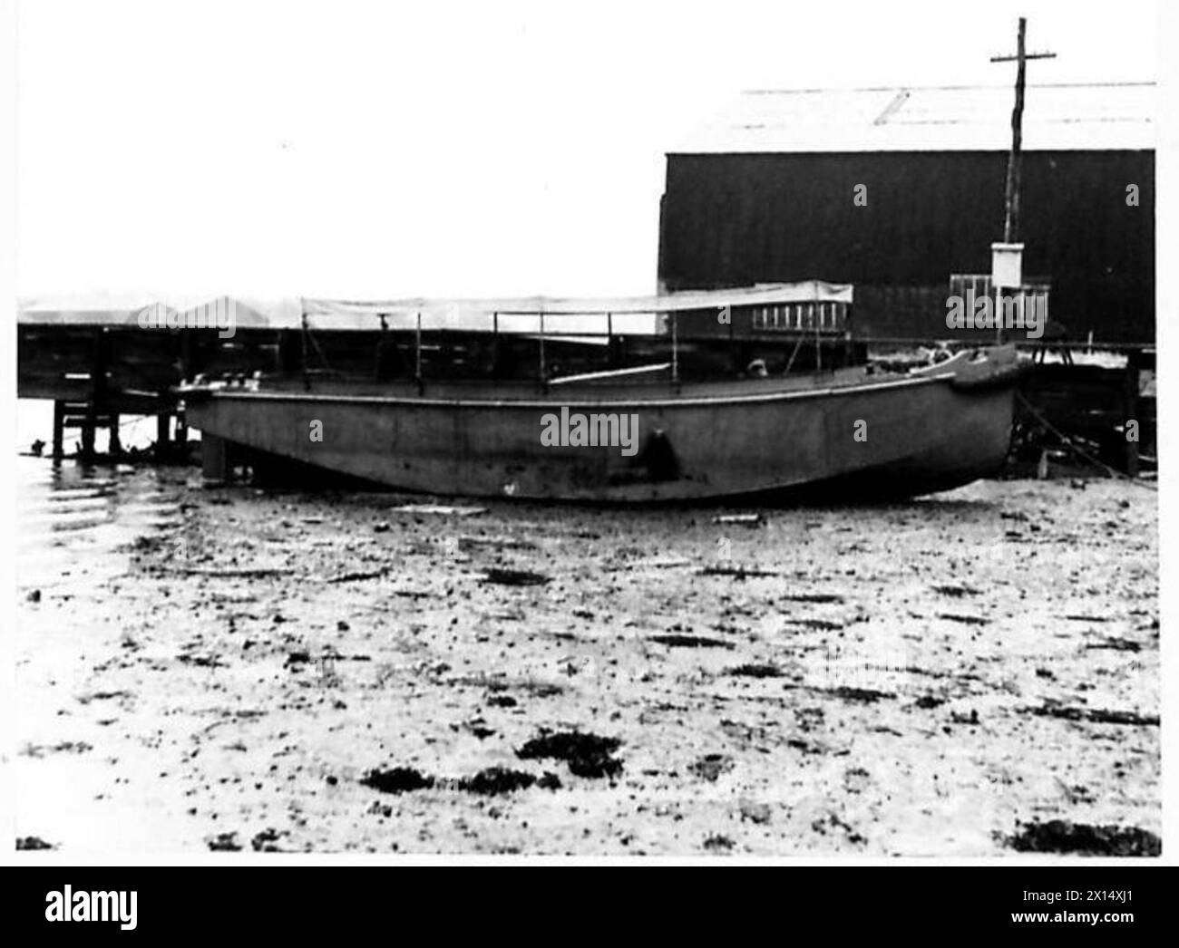 Die Royal Engineers bauen am Strand ein neues Boot zusammen, das eine Dreiviertelansicht von den Bögen zeigt. Fotografische Aufzeichnung, britische Armee. Stockfoto