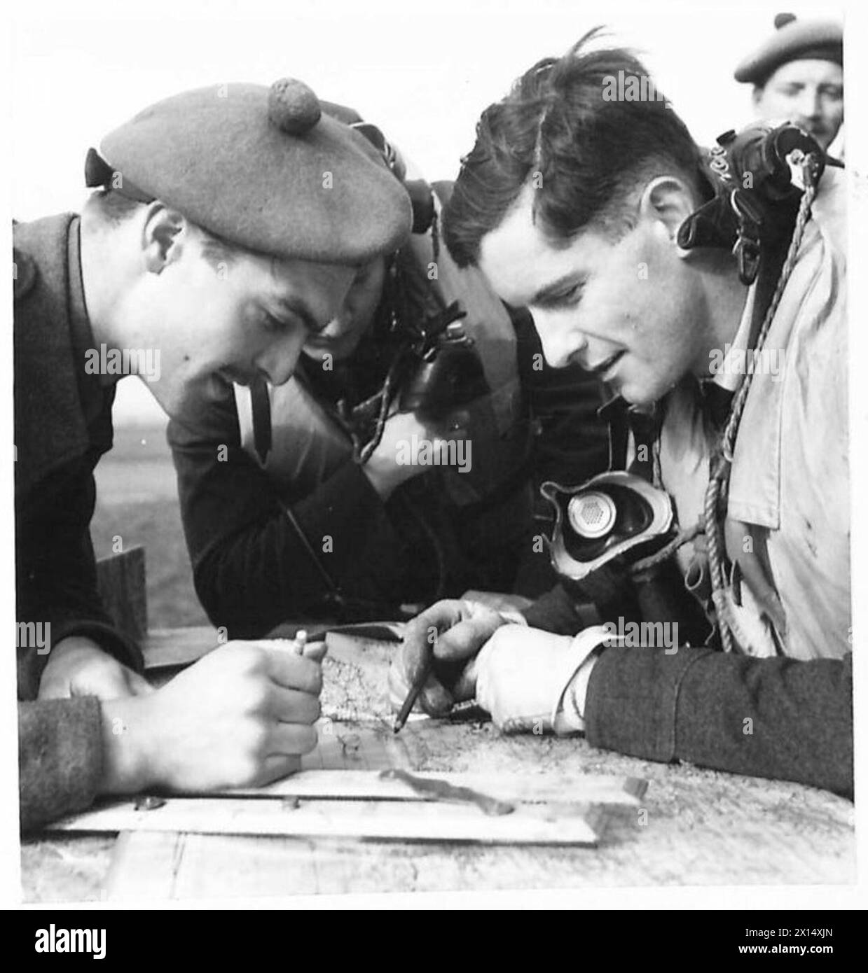 Der Air Liaison Officer der Army Tactical Reconnaissance Squadron markierte Gebiete auf einer Karte für Piloten, um Aufklärungsoperationen durchzuführen. Stockfoto