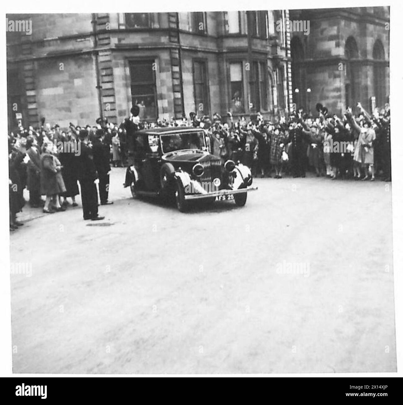 Der Premierminister winkt den Menschenmassen aus der Motorhaube seines Autos zu, während er während eines öffentlichen Auftritts durch Edinburgh reist. Stockfoto