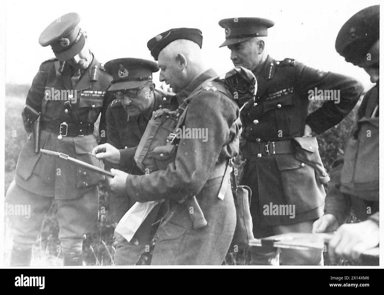 GENERAL SIR ALAN BROOKE IM KOMMANDO NORD - Eine Straßenkonferenz, bei der General Sir Alan Brooke der britischen Armee erklärt wird Stockfoto