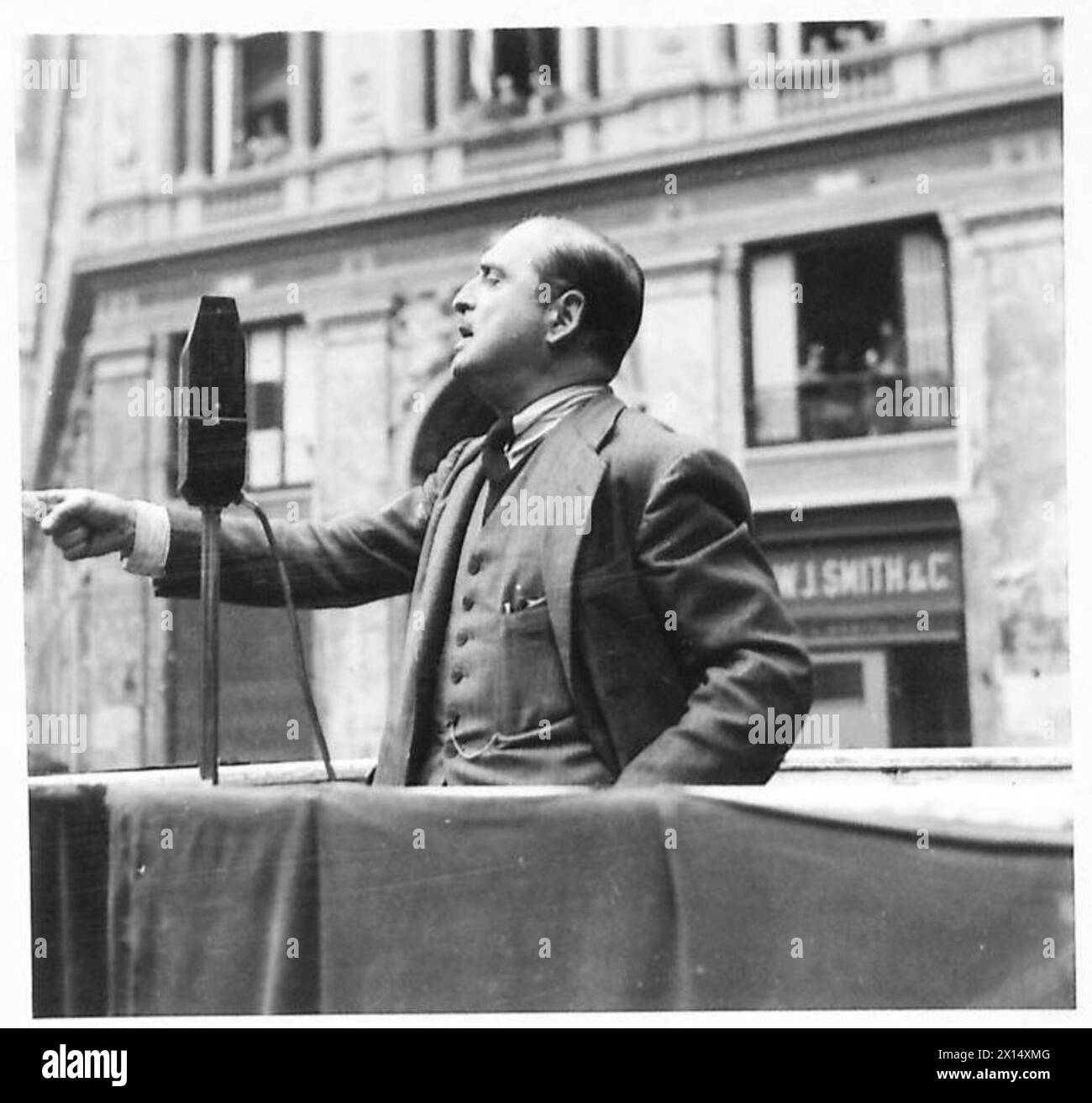 Alberto Gianca, ehemaliger antifaschistischer Zeitungsinhaber, spricht bei einem politischen Treffen in Neapel vor einer Menschenmenge. Stockfoto