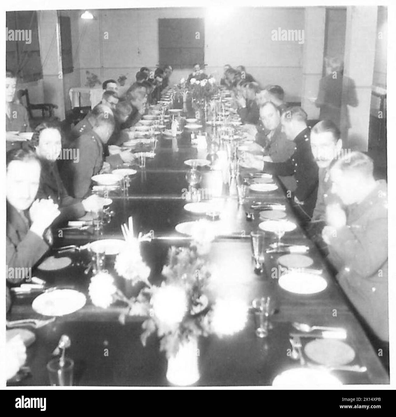 DEMONSTRATION DER MINENRÄUMUNG - einige der Kommandanten, die die Schule besuchten, saßen in der Dinner British Army Stockfoto