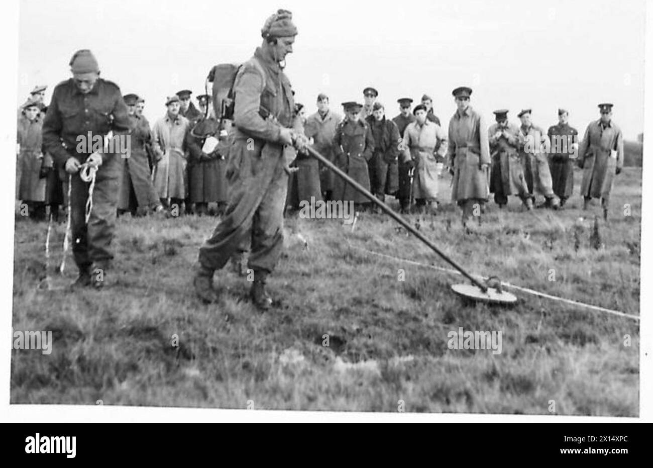 DEMONSTRATION DER MINENRÄUMUNG – Ein Detektor mit langem Arm wird von der britischen Sappers-Armee demonstriert Stockfoto