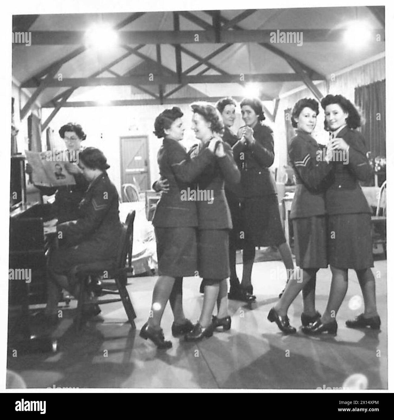 ATS SCHOOL OF COOKING - einige der Hilfskräfte genießen einen Tanz in der Mess British Army Stockfoto