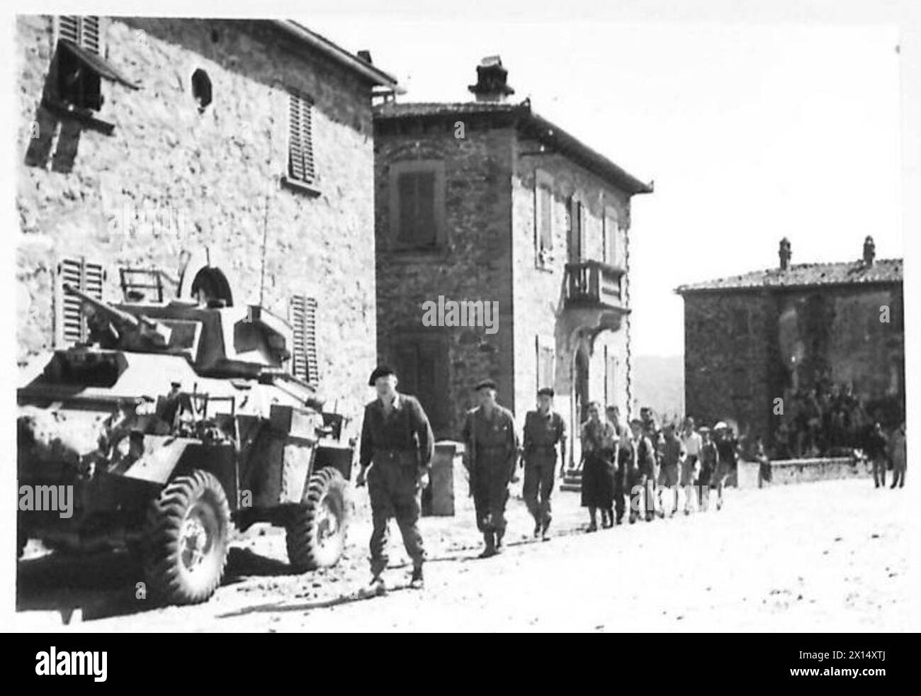 Lieut. Crighton-Pascoe von der 4. Division Recce führt Partisanen auf Patrouille, die dem faschistischen Guido während Operationen in Italien folgen. Stockfoto