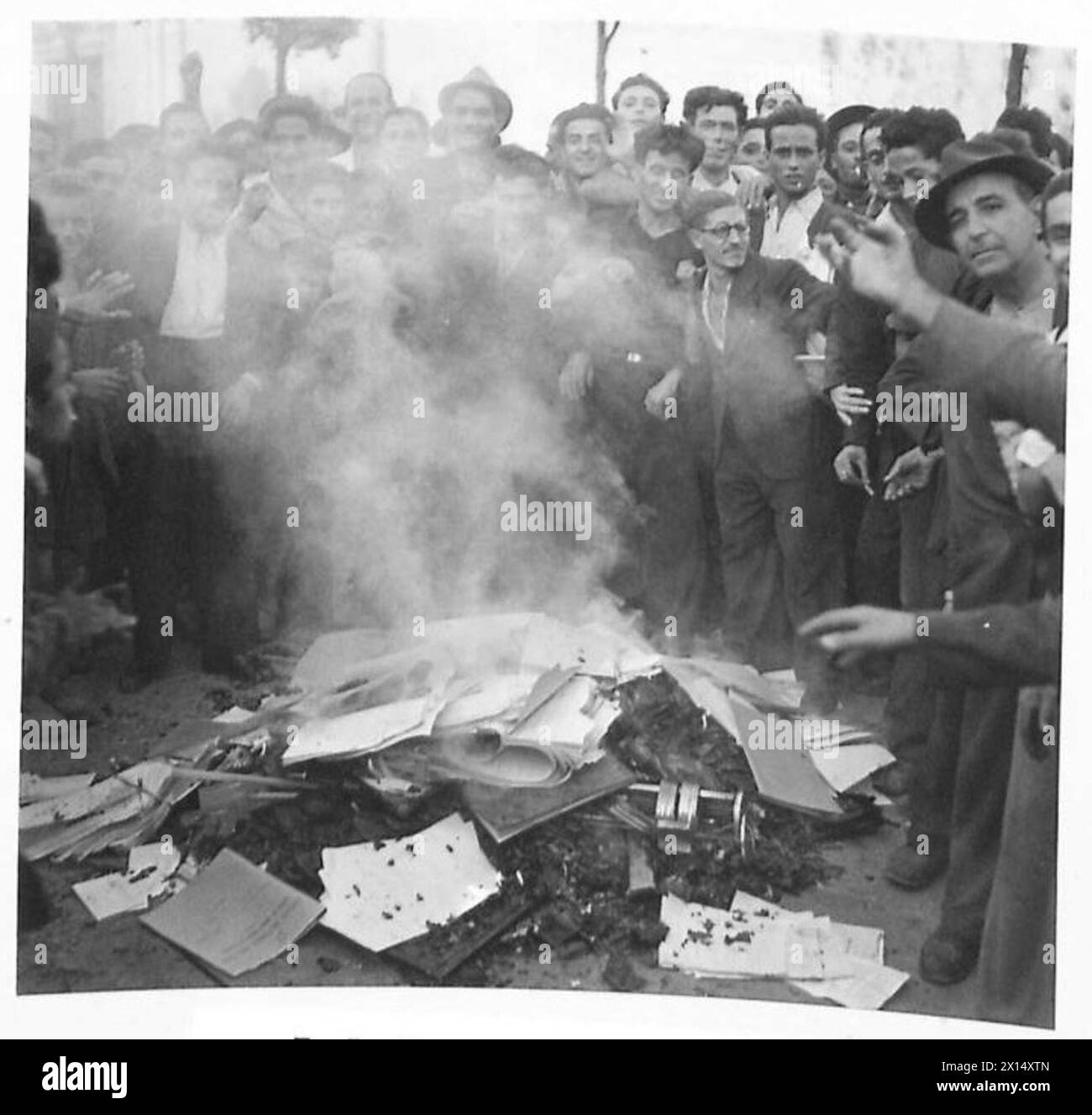 In Scafati verbrennt die lokale Bevölkerung während der Operationen der Fünften Armee faschistische Bücher und Embleme auf dem Stadtplatz. Stockfoto