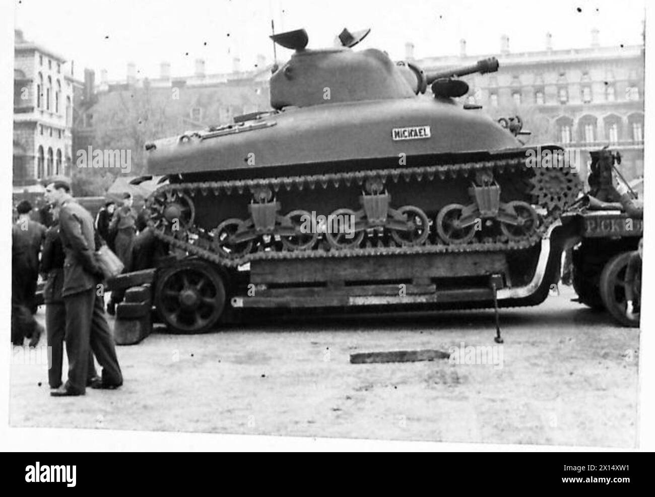 Der Panzer General Sherman wird bei Horse Guards ausgestellt und zeigt das gepanzerte Fahrzeug der britischen Armee. Stockfoto