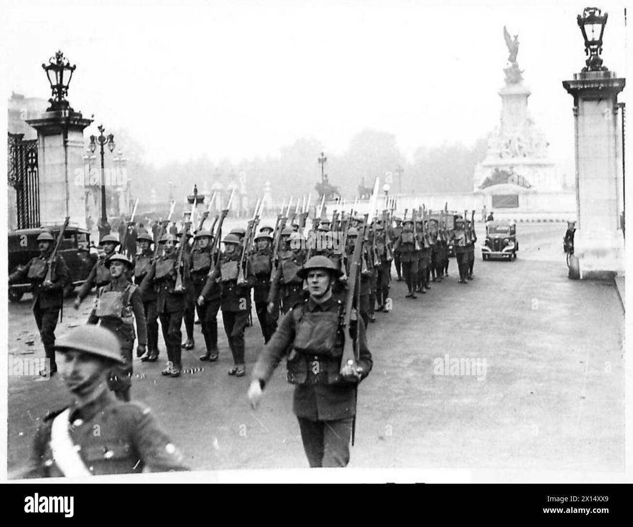 Die Buckingham Palace Guard in Khaki, bekannt als die „Old Guard“, startet vom Palast und demonstriert zeremonielle Pflichten und Truppenbewegungen in der britischen Armee. Stockfoto